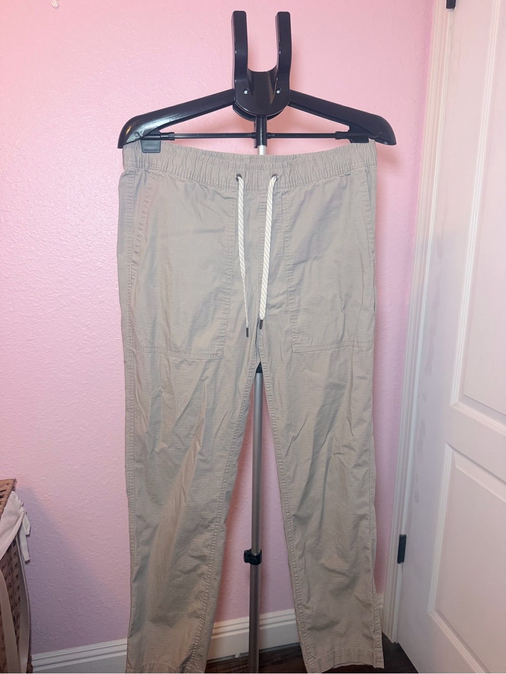 Vuori Men's Casual Drawstring Pants in Light Khaki